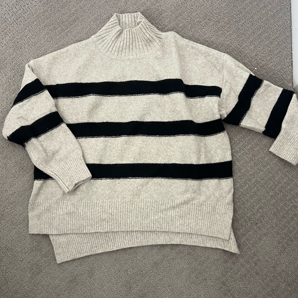 Line and dot striped mock neck turtle neck